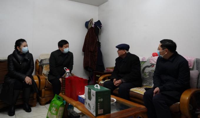 省國資委黨委委員、副主任任興文春節前夕帶隊走訪慰問旅投集團老黨員