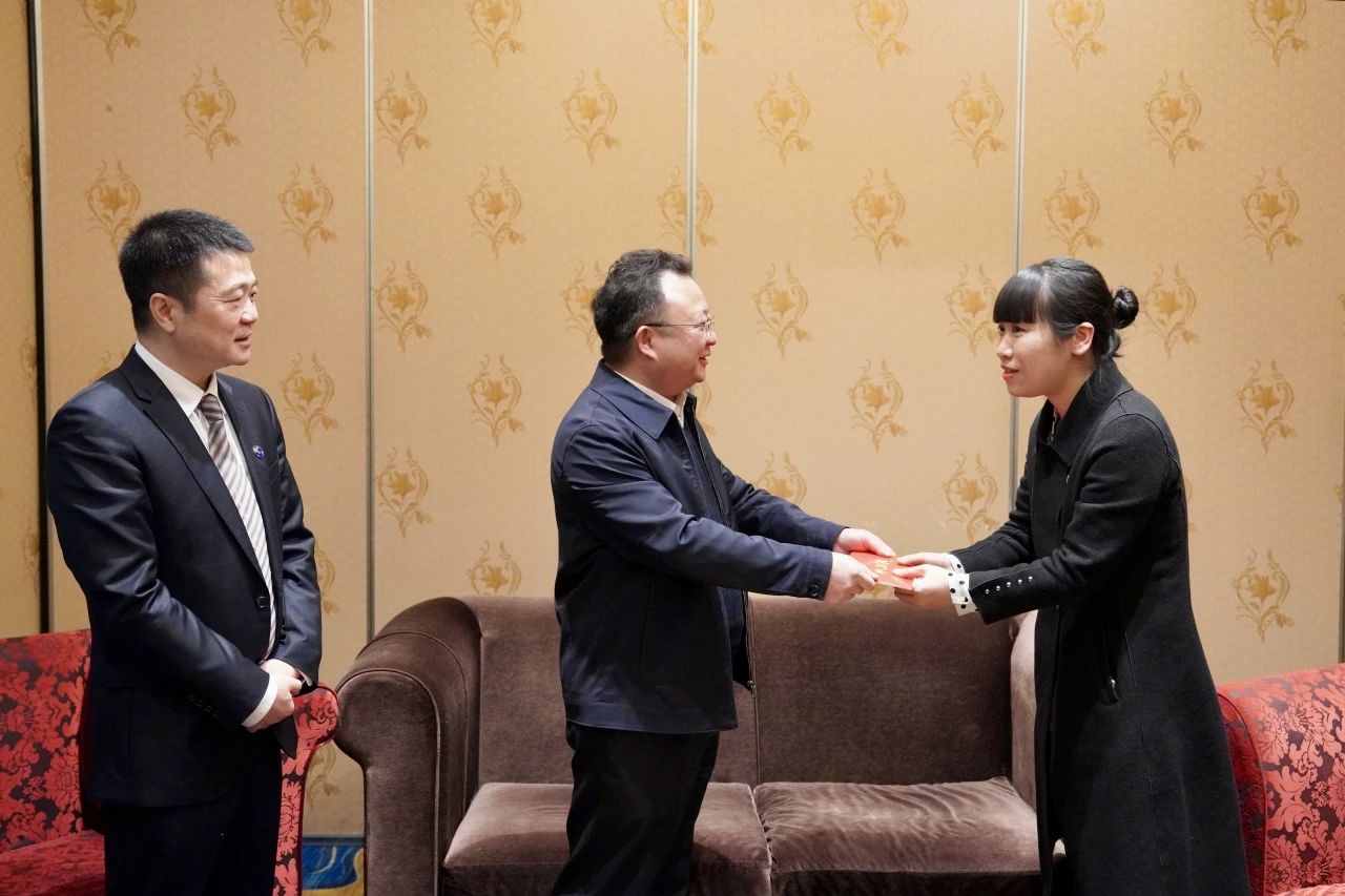 省國資委黨委委員、副主任何政一行走訪慰問省旅投集團生活困難黨員