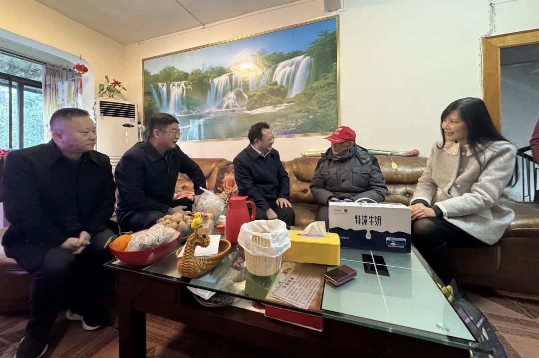 省國資委黨委委員、副主任何政走訪慰問省旅投集團老黨員、老干部