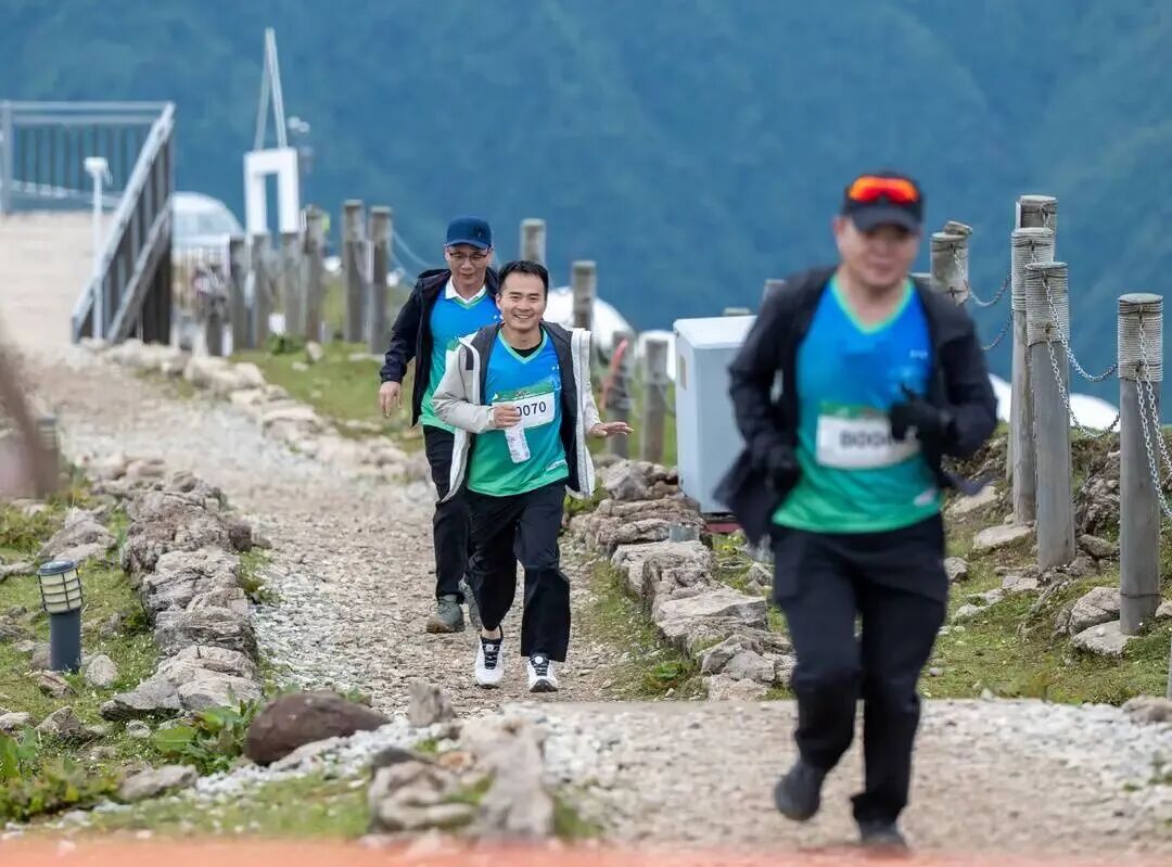 媒體聚焦 | 踏云攬勝，向上同行！“登超”牛背山站圓滿舉行，全民攀登熱潮持續升溫